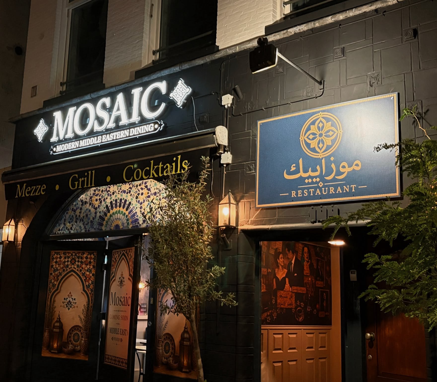 Interieur van Mosaic Amsterdam, sfeerbeeld 2 met mozaïeklampen, donkerblauwe wanden en gouden accenten