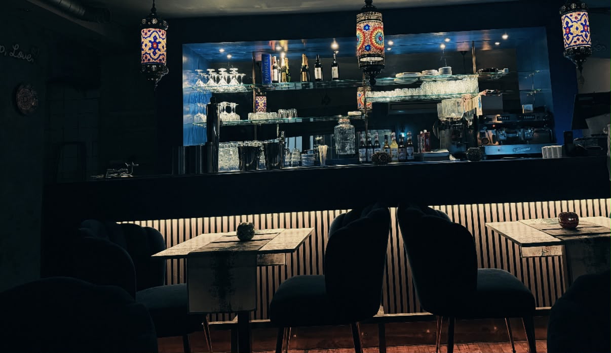 Interieur van Mosaic Amsterdam, sfeerbeeld 4 met mozaïeklampen, donkerblauwe wanden en gouden accenten