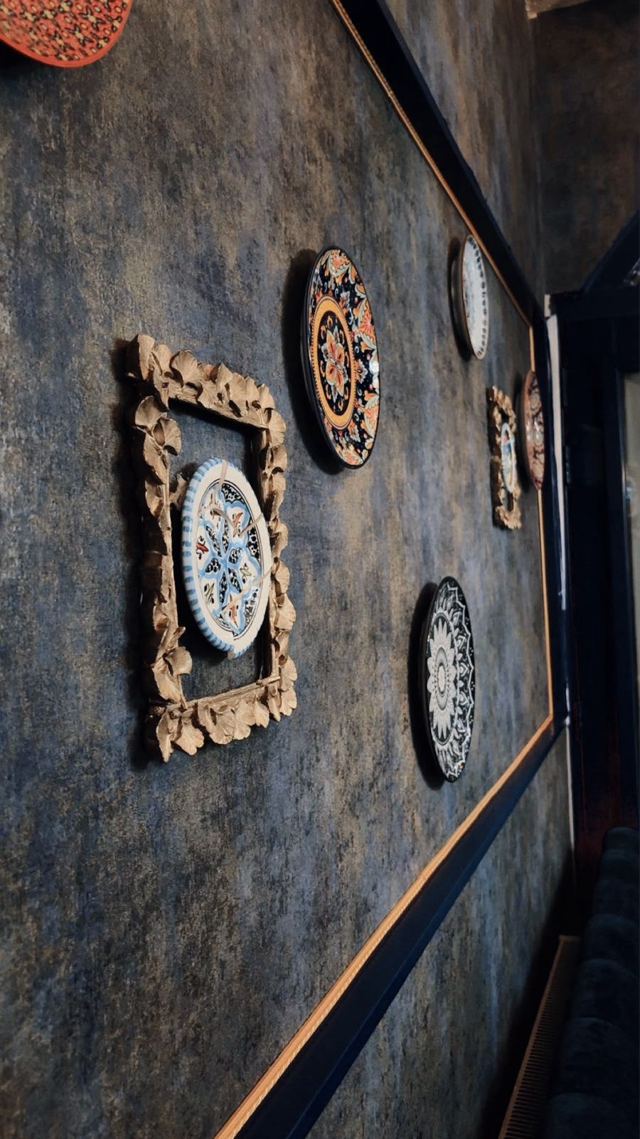 Interieur van Mosaic Amsterdam, sfeerbeeld 5 met mozaïeklampen, donkerblauwe wanden en gouden accenten
